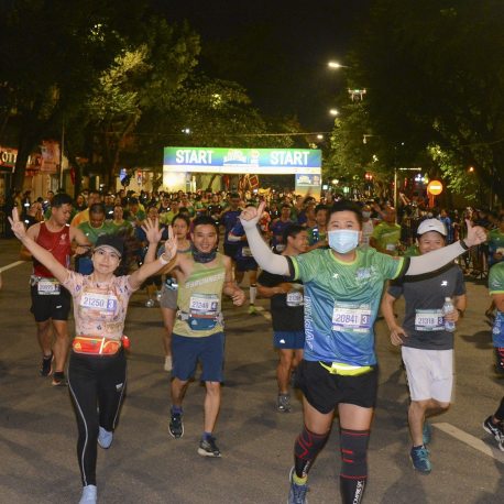 Thousands Cheer up at Hanoi's First Night Marathon